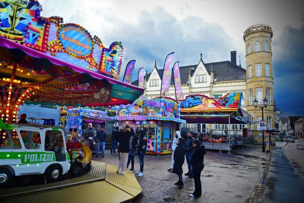Besseres Wetter hätten sich die Beteiligten beim Frühlingsfest in der Innenstadt am Wochenende gewünscht. - © Nicole Ellerbrake