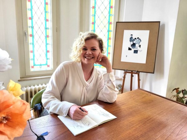 Celia Kaspar an ihrem Schreibtisch in Bad Salzuflen. Hier arbeitet sie und entwickelt unter anderem neue Charaktere. - © Freya Köhring