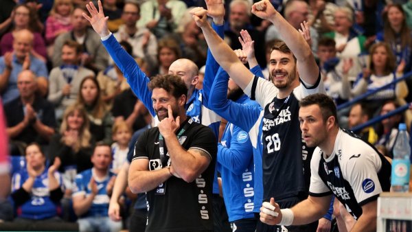 „Augen auf“ in der Getec-Arena. Trainer Florian Kehrmann freut sich mit Hendrik Wagner und Jan Brosch auf das Spiel in Magdeburg - © Jörg Hagemann
