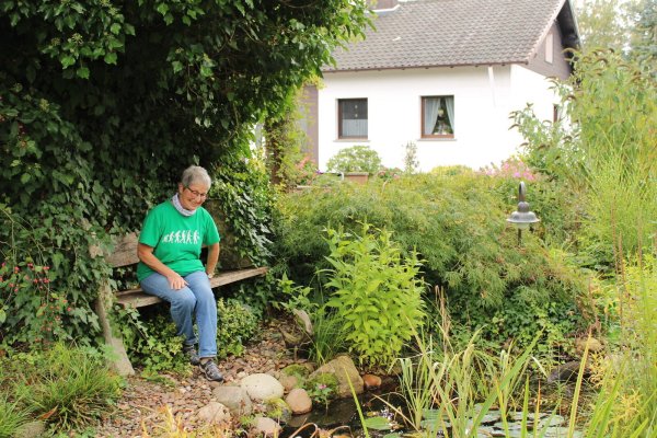 Renate Lüking genießt die Natur an ihrem Teich. - © Raffael Giebel