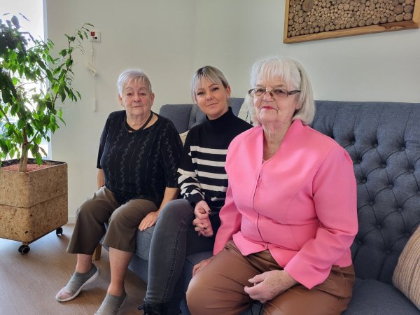 Die Bewohnerinnen Bärbel Schulze (links) und Hannelore Freund (rechts) fühlen sich wohl in der "WohnGemeinschaft am Rathaus". Darüber freut sich Hausleiterin Sarah Rodenkirchen (mitte). - © Freya Köhring