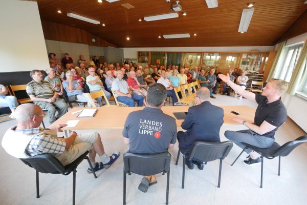 Heimatvereinsvorsitzender Klaus-Peter Stock (von links) hatte in den Anbau der Silbergrundhalle in Leopoldstal eingeladen. Revierförster Christopher Kroos und Landesverbandsvorsteher Jörg Düning-Gast beantworten Fragen zu den Baumfällungen rund um den Ortsteil. Dr. Alexander Martin moderierte die Veranstaltung. - © Jost Wolf