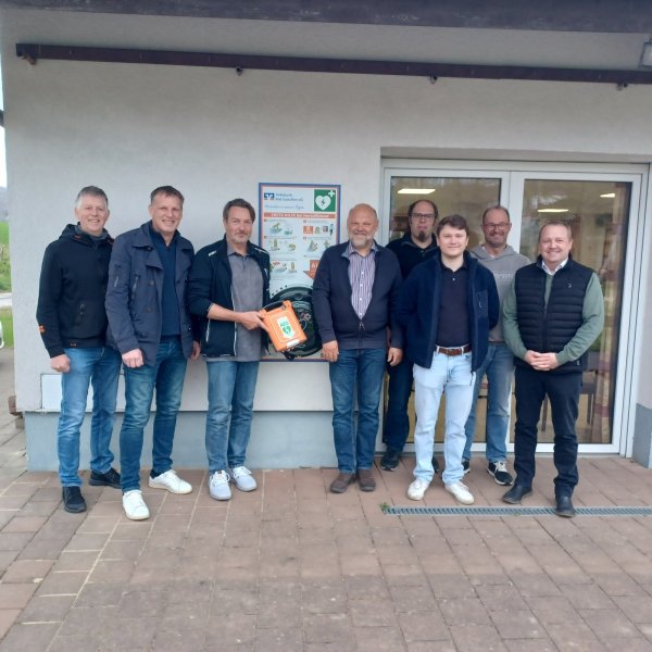 Freude bei der Übergabe des Defibrillators: Detlev Limpke, Jens Klusmeier, Christian Keller, Jürgen Schön, Felix Hagemeier, Marc Huxoll, Thomas Runksmeier und Bürgermeister Mario Hecker (von links). - © Zieglerverein Brosen