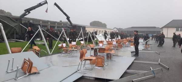 Schon Sekunden nach dem Unglück in Höxter versuchen die Soldaten, die Lage unter Kontrolle zu bringen. - © David Schellenberg
