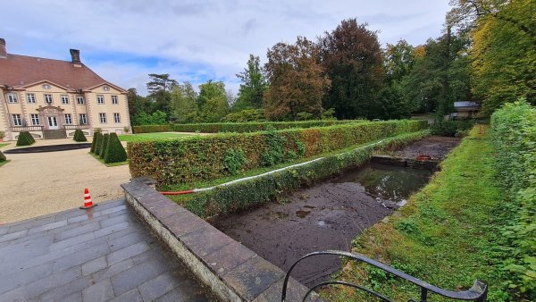 Die Gräfte im barocken Schlossgarten ist bereits weitgehend trockengelegt. Doch bis die Bagger anrücken können, muss das Wetter stabil sein. - © Marianne Schwarzer