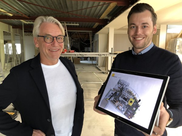 Bernd (links) und Luca Stracke mitten auf der Baustelle von Pro Office. Die Firmenzentrale wird ganz im Sinne des "New Work"-Prinzips umgebaut, dass der Mittelständler auch seinen Kunden schmackhaft machen will. - © Till Brand