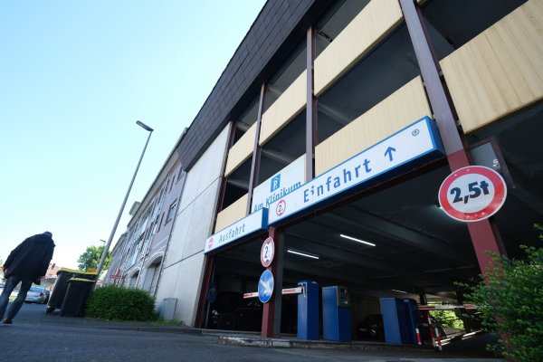 Das Parkhaus am Klinikum muss aus Sicht der Stadt saniert werden – wirtschaftlicher wäre für sie sogar, es abzureißen und neu zu bauen. Aus Perspektive des Klinikums aber wäre es als Mitarbeiter-Parkhaus nutzbar. Darüber wird gesprochen. - © Sven Koch