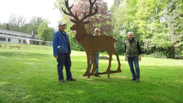 Der Platzhirsch im Kurpark. Das Foto zeigt drei der eifrigen Spendensammler: Eckart Knoerich, Adolf Nagel und Dieter Stoll (von links). - © Helmut Schilling