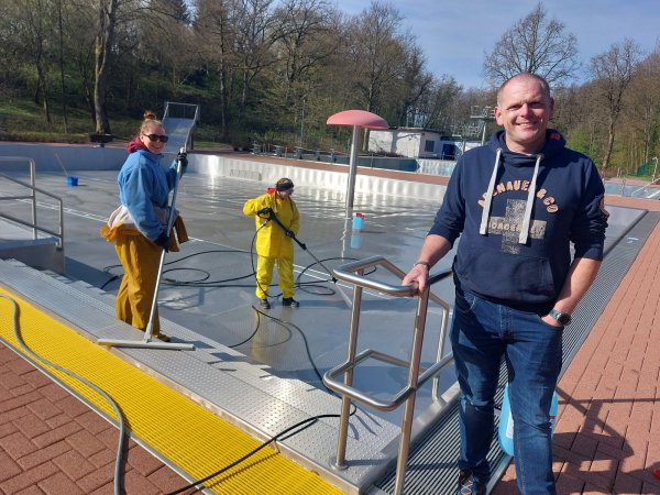 Jörg Mengedoht, Fachangestellter für Bäderbetrieb, sowie seine Kolleginnen Vanessa Hagelstein (links) und Franziska Blau bereiten das Blomberger Freibad für die Saison vor. Dazu gehört auch das Schrubben der Becken. - © Michaela Weiße