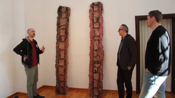Stipendiat Nils Levin Sehnert (links) stellt Bürgermeister Markus Baier und Sebastian Preiß von der Staff-Stiftung eines seiner Werke vor. Es handelt sich um eine Abformung des Pflasters am Frenkel-Haus. - © Jana Beckmann