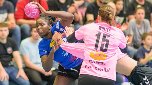 Kraftvoll setzt sich Laetitia Quist von der HSG Blomberg-Lippe (blau) gegen die Gästeabwehr vom SV Union Hal-Neustadt durch und kommt zum Torwurf. Foto: Egon Penner. - © EGON PENNER