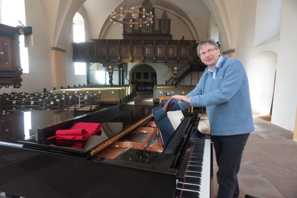 Pastor Holger Postma bereitet in der Evangelischen Kirche in Wöbbel alles für den ersten Konzertabend vor. - © Michaela Weiße
