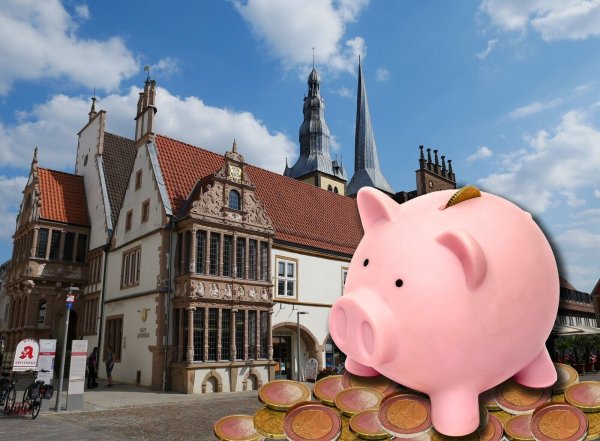 Die Stadt Lemgo muss an ihre Reserven, um den Haushalt auszugleichen. Spätestens 2030 könnte das "Sparschweinchen" leer sein. Dann droht die Haushaltssicherung. - © Archivfoto: Alte Hansestadt Lemgo; Montage: Meike Groppe