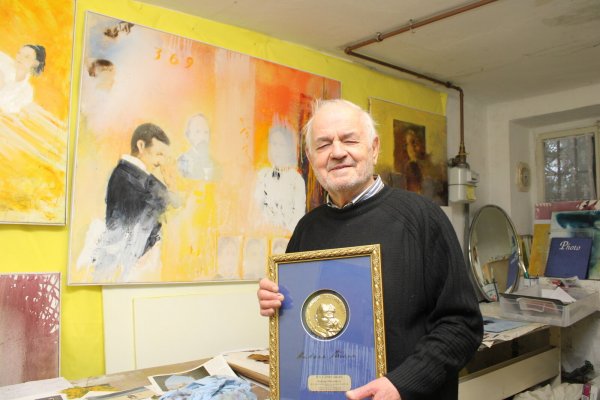In seinem Atelier fühlt er sich am wohlsten, wie Redzep Memisevic sagt. Hier hält er seine in New York erhaltene Auszeichnung, den "Tesla Spirit Award", in den Händen. - © Kyrill von Matuschka