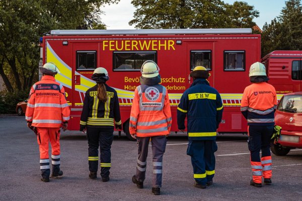 Ohne sie geht es nicht: Rettungskräfte aus allen Bereichen waren auch in 2022 für die Lipper im Einsatz. - © Kreis Lippe