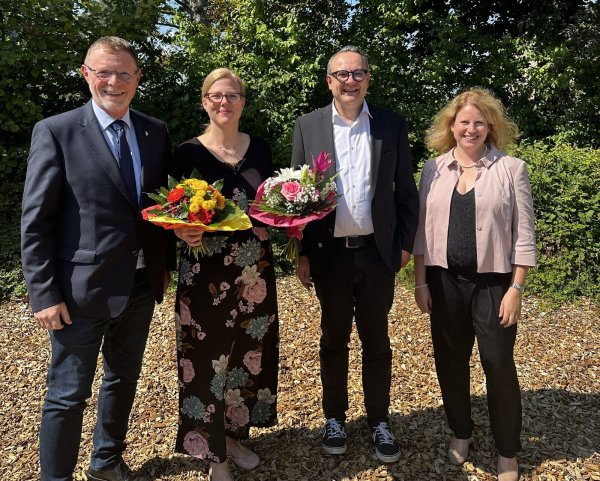 Schulamtsdirektor Torsten Buncher (links) grauliert gemeinsam mit Bürgermeister Markus Baier und der kommissarischen Schulleiterin Melanie van de Vorle (rechts) der neuen Konrektorin Kirsten Knebel. - © Stadt Lemgo