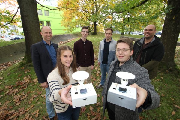 Dr. Nils Beckmann (links) und Prof. Dr. Johannes Üpping (rechts) mit den Studenten Pia Sophie Kühn, Tobias Langsch, Timon Wiens und David Wiens. Sie zeigen selbst entwickelte Messgeräte. - © Jens Rademacher