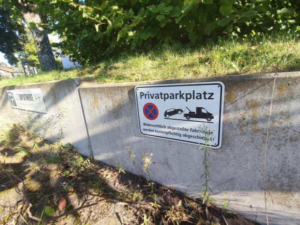Widerrechtlich parkende Fahrzeuge werden auf eigene Kosten abgeschleppt. Doch statt des Abschleppens bekommen die Falschparker wenige Wochen später einen Strafbescheid in dreistelliger Höhe. - © Anastasia von Fugler