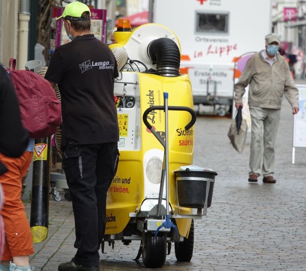 Der „Saugermann" ist im Auftrag von Lemgo Marketing mit seinem Reinigungsmobil unterwegs. - © Axel Bürger