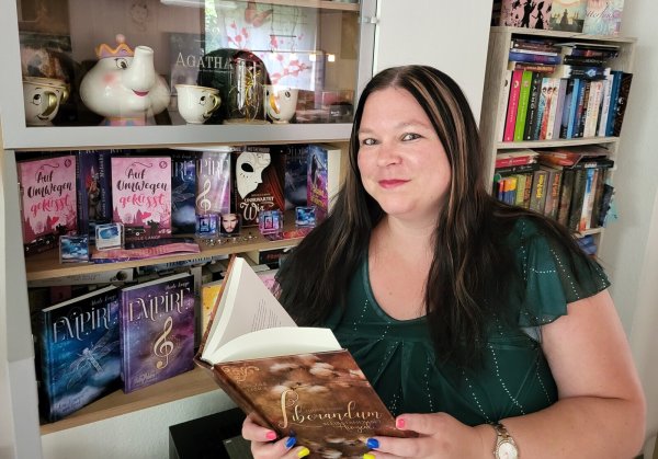 Nicole Lange vor ihrem Bücherregal. Die Salzufler Autorin veröffentlicht ihre Werke künftig nur noch im Eigenverlag. - © Freya Köhring