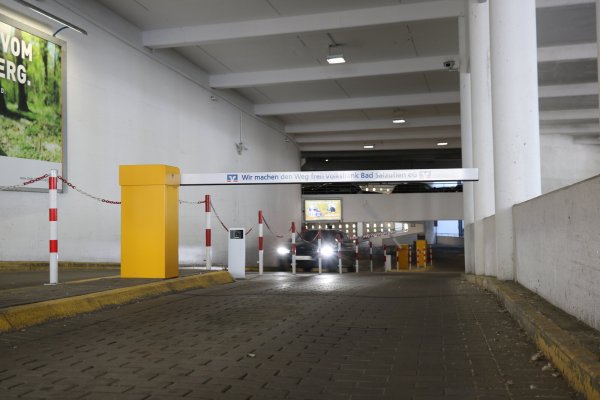 Der kleine weiße Kasten hinter der Schranke erfasst die Kennzeichen der einfahrenden Autos im Parkhaus Ostertor. - © Alexandra Schaller