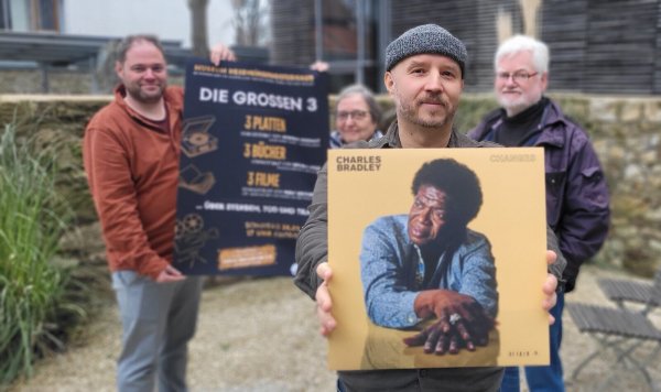 Fabian Schröder (hinten von links), Ursula Heer und Rolf Eickmeier wollen den Tod aus kultureller Sicht beleuchten. Andreas Biernat (vorne) verrät dafür schon mal einen Song, den er am Sonntag, 28. Januar, im Hexenbürgermeisterhaus vorstellen wird. - © Katrin Kantelberg