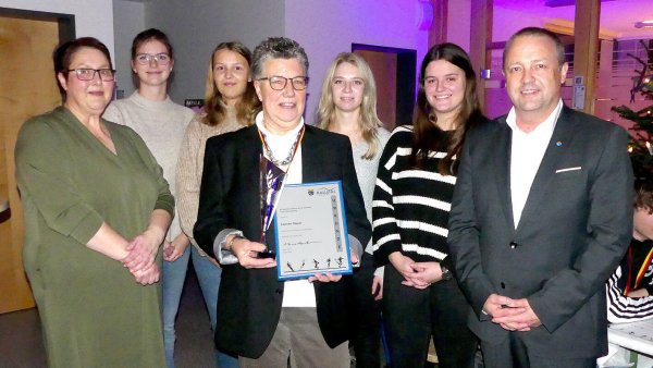 Carmen Meyer (vorne) wurde bei der Sportlerehrung für besondere Verdienste ausgezeichnet. Bürgermeister Mario Hecker (rechts) und Ramona Lampe (links) zollten auch der Abordnung der Korbballabteilung (hinten) Anerkennung. - © Rudi Rudolph
