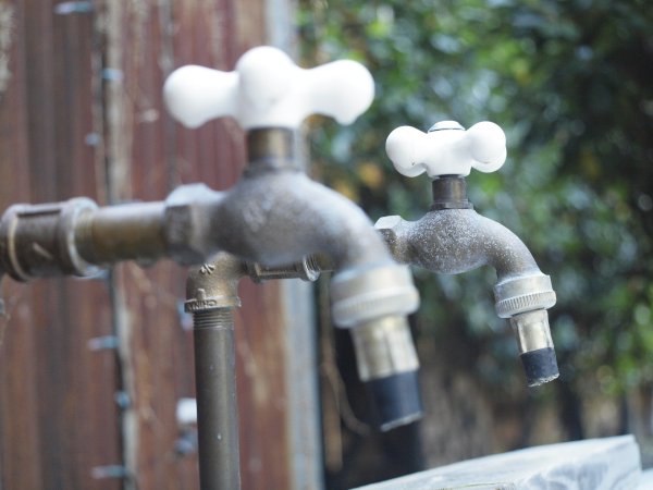 Wasser ist ein wertvolles Gut. In Zeiten von immer weniger Niederschlägen kann das zu Engpässen bei der Versorgung führen. Dörentrup will vorsorgen. Symbolbild. - © Pixabay