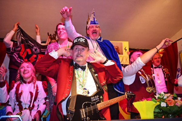 Elferrats-Präses Rüdiger Scheuß dreht an der Gitarre mit dem Prinzenpaar Michi I. (Holtmann) und Sandy I. (Gerke) zu der Musik von ACDC richtig auf. - © Nicole Ellerbrake