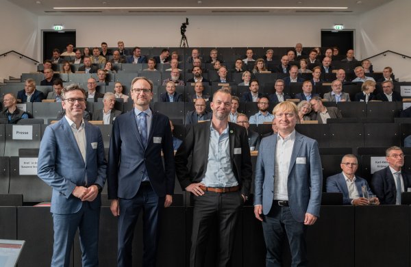 Dr. Gereon Schulze Althoff (Tönnies-Holding, von links), Dr. Wolfgang Kühnl (InFamily-Foods-Holding), Jens Grundmann (Novonesis-Group) und Marcel Weber (Rewe-Group) sprechen in ihren Vorträgen über die Zukunft der Lebensmittelindustrie. - © Arthur Isaak (TH OWL)