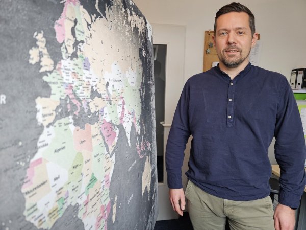 Matthias Hittmeyer arbeitet für die Flüchtlingshilfe Lippe und berät die Bewohner der Notunterkunft Hörste. Die Probleme der Geflüchteten sind vielschichtig - die deutsche Bürokratie gehört dazu. - © Astrid Sewing