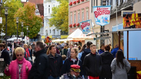 Bei bestem Wetter haben am Sonntag des vergangenen Jahres viele Besucher ihren Weg in die Detmolder Innenstadt zum Residenzfest gefunden. - © Nicole Ellerbrake