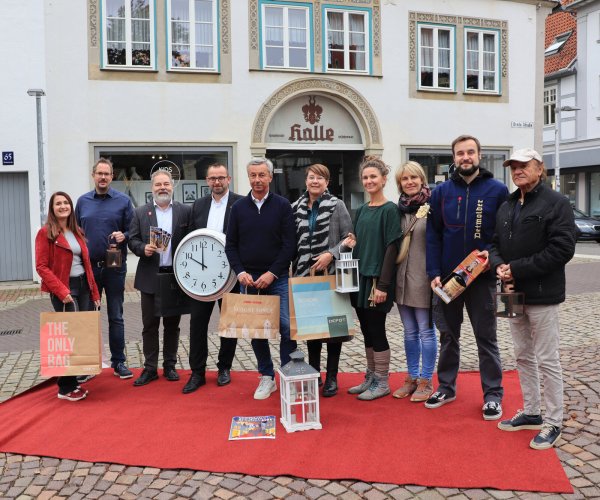 Freuen sich auf das Moonlight-Shopping: (von links) Maren Staczan (Stadtwerke Lemgo), Heiko Marx (Lemgo Marketing), Ralf Fuhrmann (Sparkasse Lemgo), Marcus Duda (Lippische Landesbrandversicherung), Wolfgang Jäger (Geschäftsführer Lemgo Marketing), Dörte Bödeker (Kids&Kram), Nadine Brokmann und Anne Miebach (Duo „a.mie“), Joschka Jakobfeuerborn (Privat-Brauerei Strate Detmold) und Sänger José Lopez. - © Lemgo Marketing