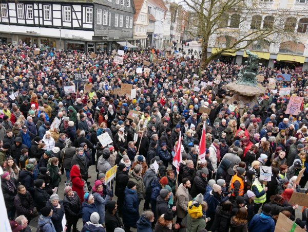 Am Sonntag wurde es bei der Demo auf dem Detmolder Marktplatz noch mal richtig voll - einige mussten noch in den Seitenstraßen stehen. - © Thomas Krügler