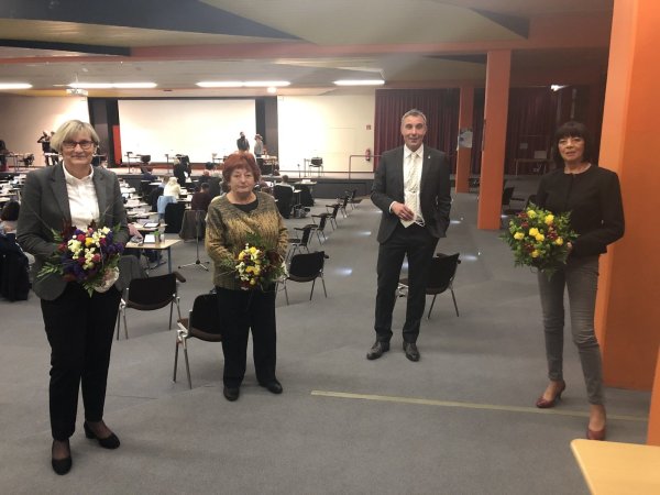 Bürgermeister mit Stellvertreterinnen (von links): Christine Fanenbruck, Marion von Canstein, Dirk Tolkemitt und Beate Hoffmann-Hildebrand stehen im Pädagogischen zentrum in Lohfeld. - © Sven Kienscherf