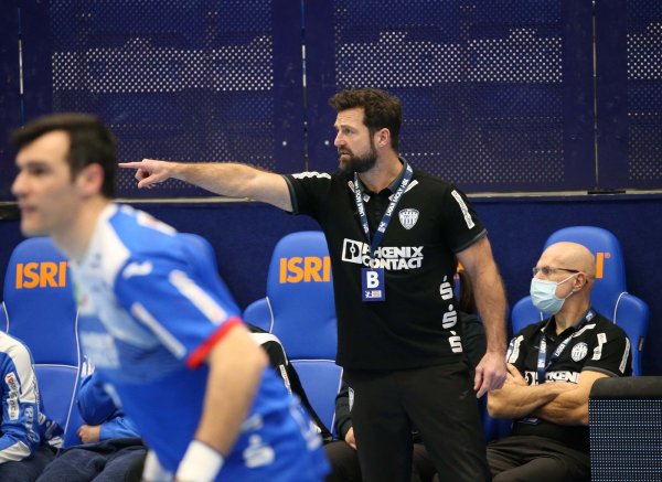 Lemgos Trainer Florian Kehrmann gibt die Richtung für das Spiel in Wuppertal vor. - © Paul.Cohen
