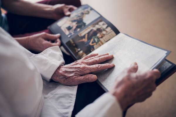 Das Ansehen eines Fotoalbums kann bei Demenzpatienten Erinnerungen wecken. Altes bleibt länger im Gedächtnis. - © Bildmaterial kann kostenfrei genutzt werden, Bildnachweis/Fotograf: Martin Bühler - Martin Bühler