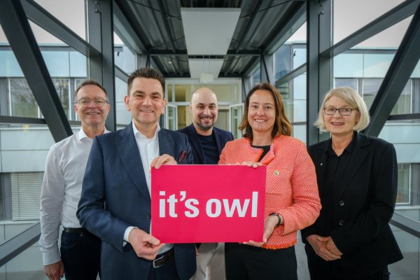 Günter Korder (v. l.), Stefan Breit, Roman Dumitrescu, Regierungspräsidentin Anna-Katharina Bölling und Ingeborg Schramm-Wölk glauben, dass die Verknüpfung von Wissen die Region voranbringen wird. - © Andreas Zobe