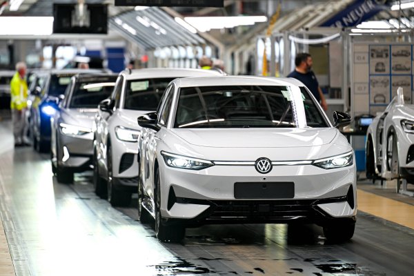 Blick ins VW-Werk Emden: Volkswagen liegt auch bei der E-Mobilität auf dem deutschen Automarkt vorn. - © picture alliance/dpa