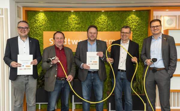 Setzen den Busverkehr unter Strom: (von links) Bürgermeister Markus Baier, Sven Oelmann, Karl Köhne Omnibusbetriebe, Heinz Linke, Omnibusbetrieb Linke, Jürgen Kleß und Matthias Sasse (beide Stadtwerke Lemgo). - © Michael Reimer