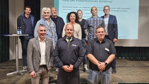 Die Lenkungsgruppe (von links): Malte Wallace-Ross (Diakonie/Senioren), Dirk Tolkemitt (Bürgermeister), Rotraud Wörheide (Senioren), Michael Deppe (Bürger), Marc Krumsiek (Polizei), Mariam Labib (Integration), Thomas Ludewig (Bürger), Michael Nijemeisland (Bürger), Lars Wolfmeier (Ordnungsamt), Dirk Hallmann (Geschäftsführung). - © Präventionsrat Schötmar