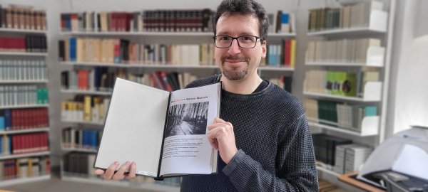 Stadtarchivar Marcel Oeben verlässt Lemgo. Auf dem Foto zeigt er das Archiv-Magazin, das er regelmäßig veröffentlicht hat. - © Archivfoto: Katrin Kantelberg