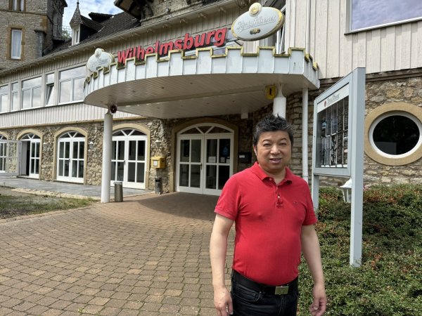 Jiangfeng Chen hat die Wilhelmsburg im Jahr 2010 bei einer Zwangsversteigerung erworben und zum "Asia Modern" umgebaut. - © Sandra Castrup