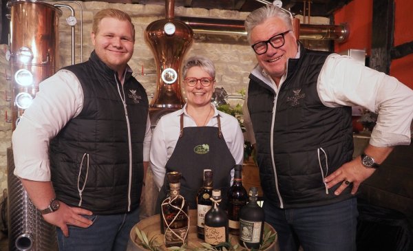 Laden ein zum Genießen: (von links) Fabius Begemann, Wilma Thorenmeier und Friedhelm Begemann. - © Andreas Barnekow