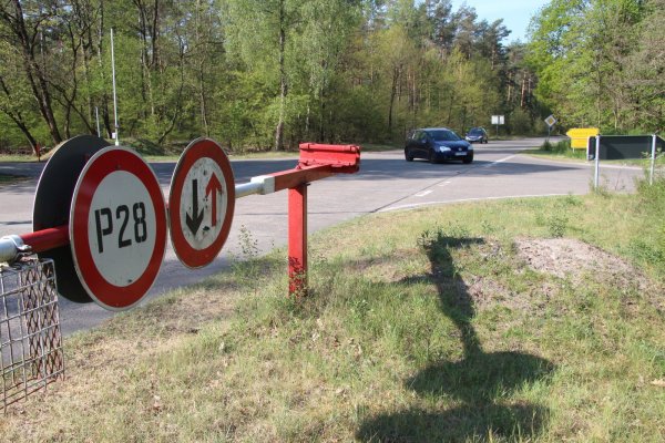 Wenn es auf dem Augustdorfer Teil der Panzerringstraße mal kracht, dann häuftig auf der Kreuzung Haustenbecker Straße/Kribbentorstraße/Lippstädter Weg. Als Unfallschwerpunkt gilt die Stelle aber nicht. - © Dieter Asbrock