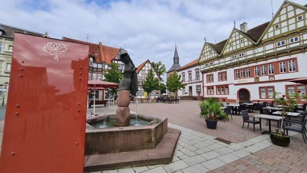 Noch sind sie jungfräulich: Die Stelen an markanten Stellen in der Innenstadt werden in den nächsten Wochen mit Informationstafeln auf Plexiglas bestückt. - © Marianne Schwarzer