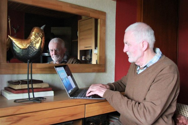 Täglich sitzt Klaus Kröker mehrere Stunden an Tablet und Smartphone, um sich für die Urkainer zu engagieren. - © Katrin Kantelberg