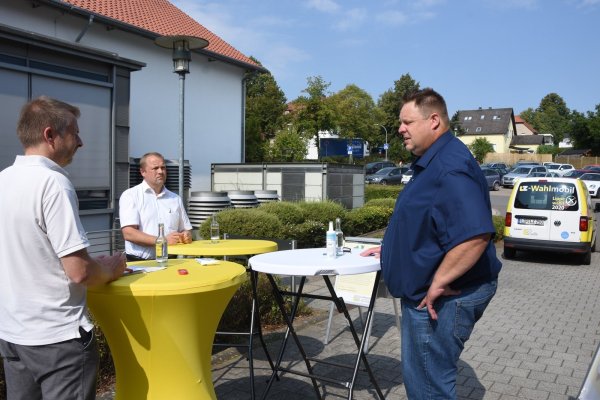 LZ-Redakteur Jens Rademacher (von links) befragt die Bürgermeisterkandidaten Mario Hecker und Ingo Mühlenmeier zu den Themen, die die Bürgerinnen und Bürger im Lipper Bergland bewegen. - © Raphael Bartling