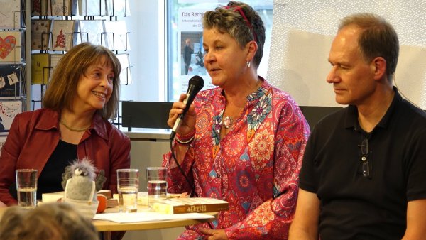 Geschichten aus dem Leben: Gisela Steinhauer (links) ließ sie auch erzählen; hier von Carola Schneidewind. Rechts Stephan Jaenicke. Foto: Axel Bürger - © Axel Bürger