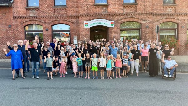 Sabbenhausen hält zusammen - und glänzt beim Dorfwettbewerb. Mit dem Mehrgenerationentreffpunkt ist der Ort auch für den Deutschen Nachbarschaftspreis nominiert. - © Förderverein Sabbenhausen/ Klaus Meier